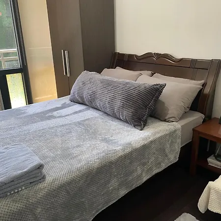 Studio For 4 With 300Mbs Internet At Heart Of Makati